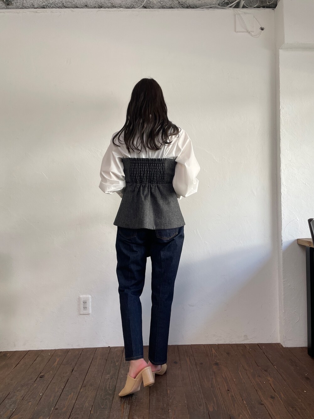 ブルー系のデニムパンツ、ブラック系のシャツ/ブラウス、ベージュ系のサンダルを着用したレディースの夏コーディネートの4枚目の写真