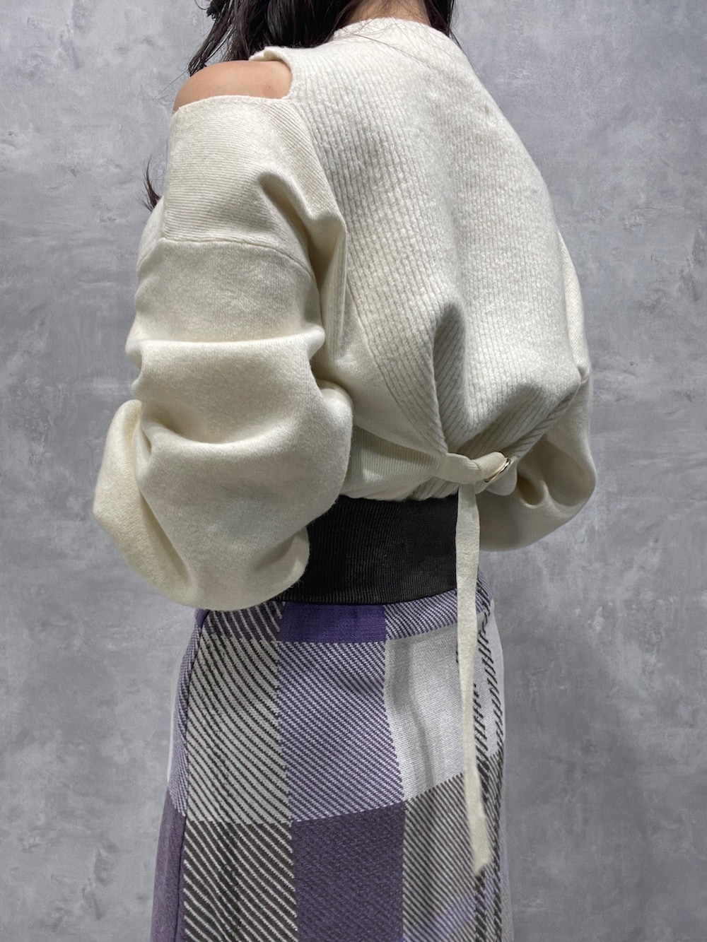 ベージュ系のブーツ、ホワイト系のニット/セーター、パープル系のスカートを着用したレディースの冬コーディネートの10枚目の写真