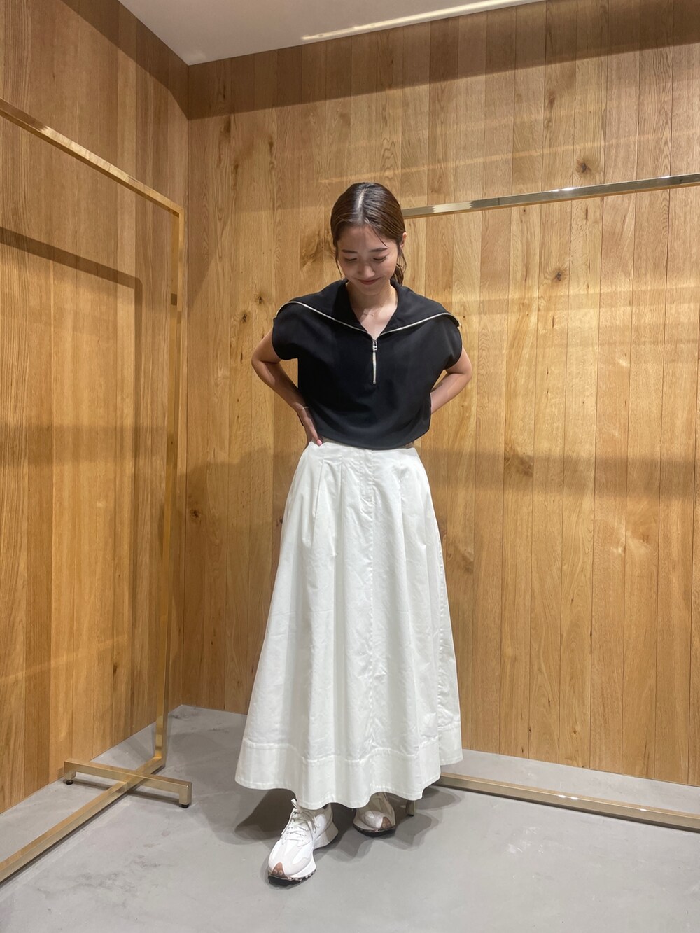 ブラック系のTシャツ/カットソー、ホワイト系のスカートを着用したレディースの夏コーディネートの2枚目の写真