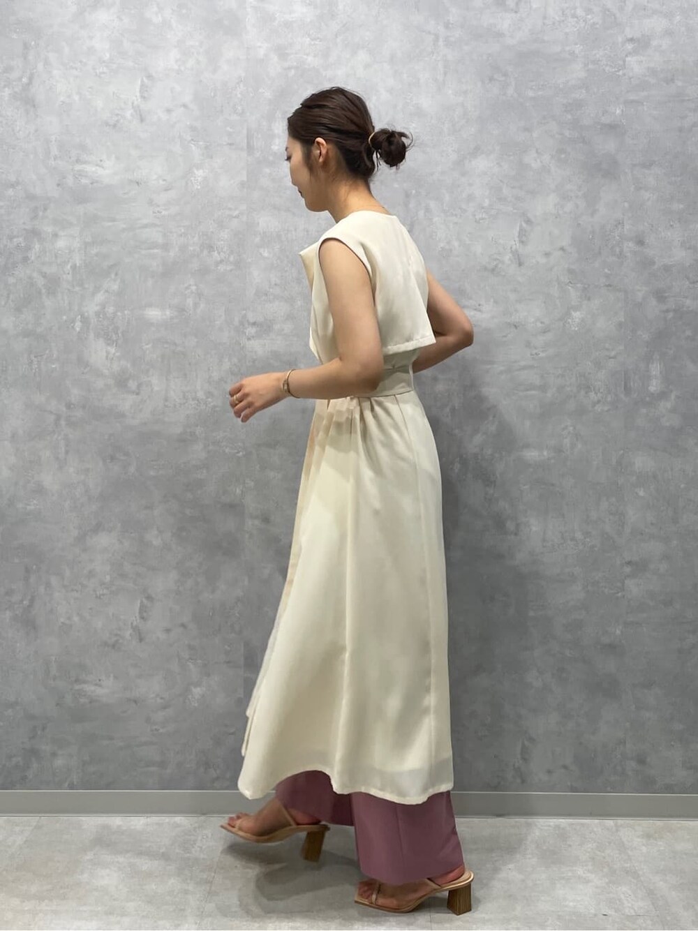 ホワイト系のワンピース、ピンク系のその他パンツ、ベージュ系のサンダルを着用したレディースの春コーディネートの5枚目の写真