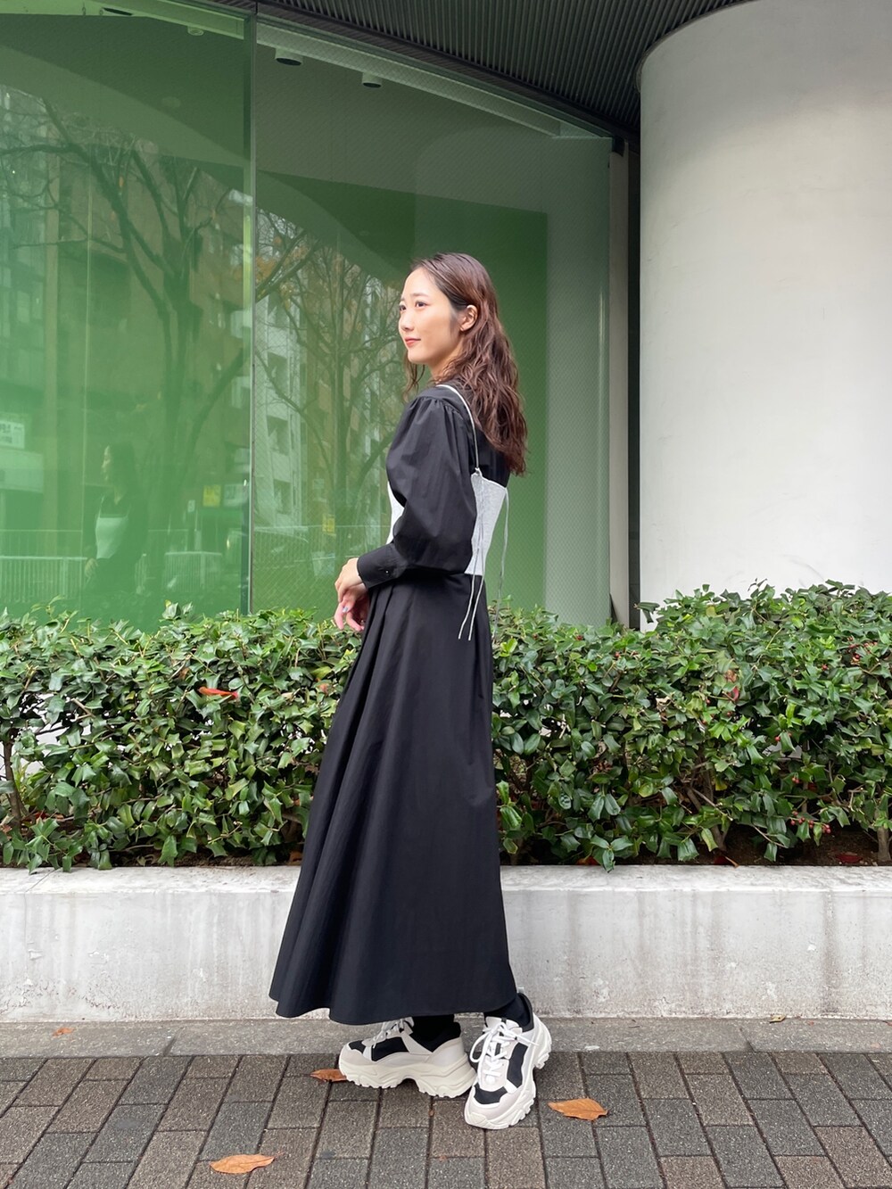 ブラック系のスニーカー、ブラック系のシャツワンピースを着用したレディースの冬コーディネートの5枚目の写真