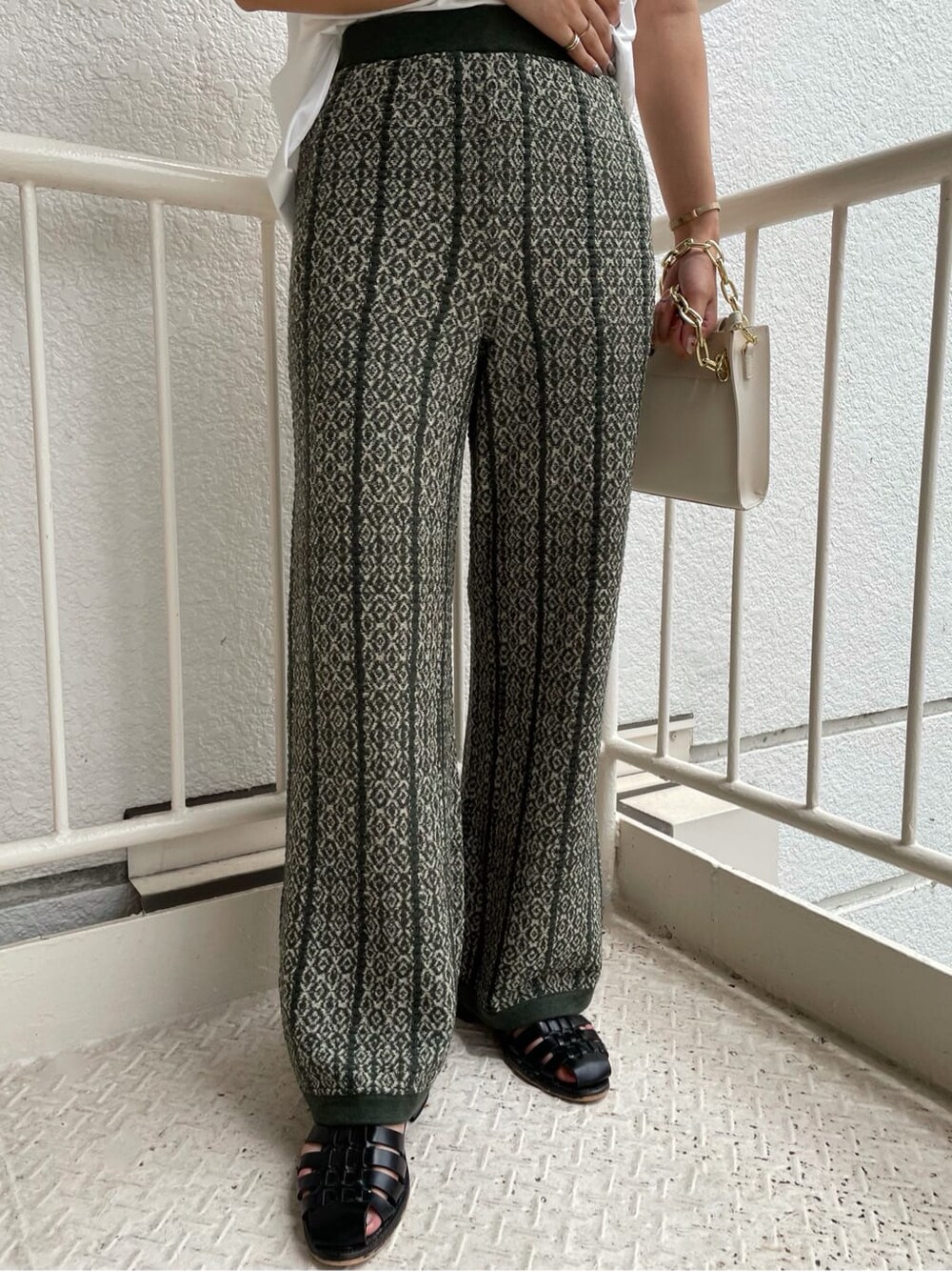 ホワイト系のシャツ/ブラウス、ベージュ系のその他パンツ、ホワイト系のショルダーバッグを着用したレディースの夏コーディネートの7枚目の写真