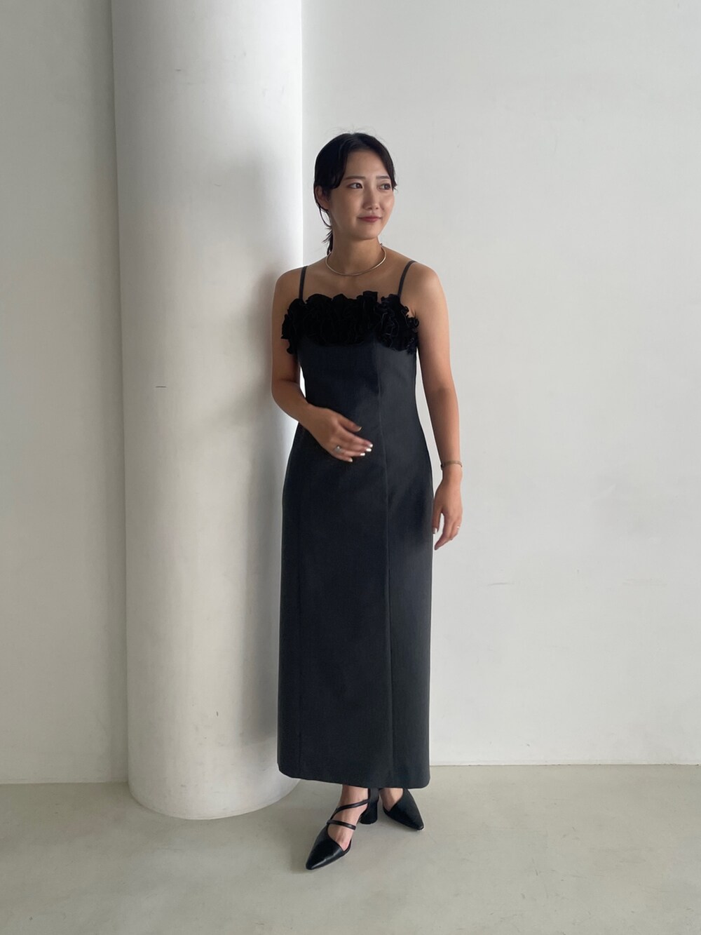 グレー系のドレス、ブラック系のパンプスを着用したレディースの秋コーディネートの4枚目の写真