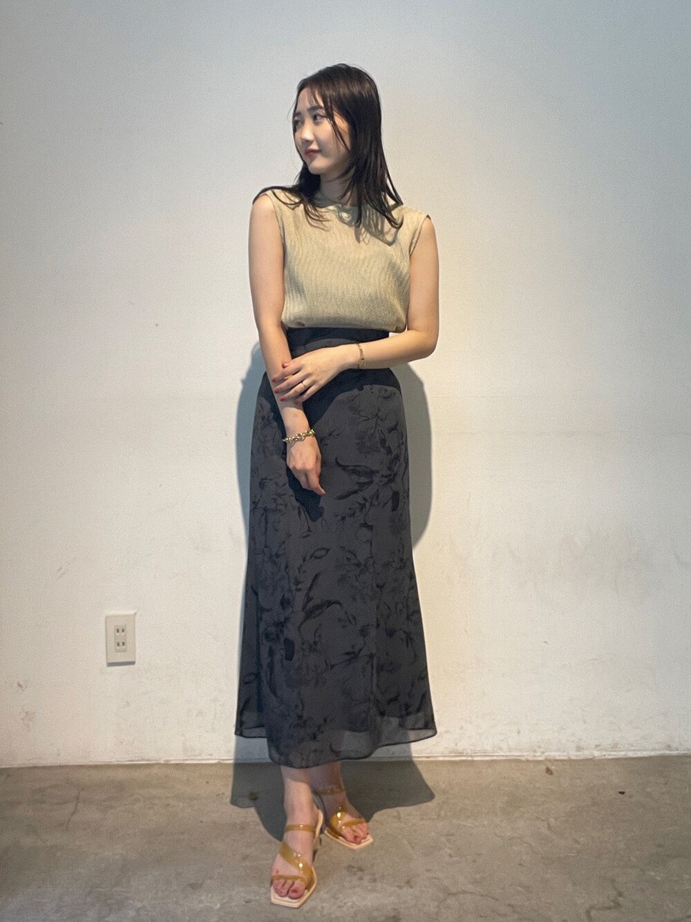 グレー系のスカート、イエロー系のサンダル、ブルー系のテーラードジャケットを着用したレディースの夏コーディネートの6枚目の写真