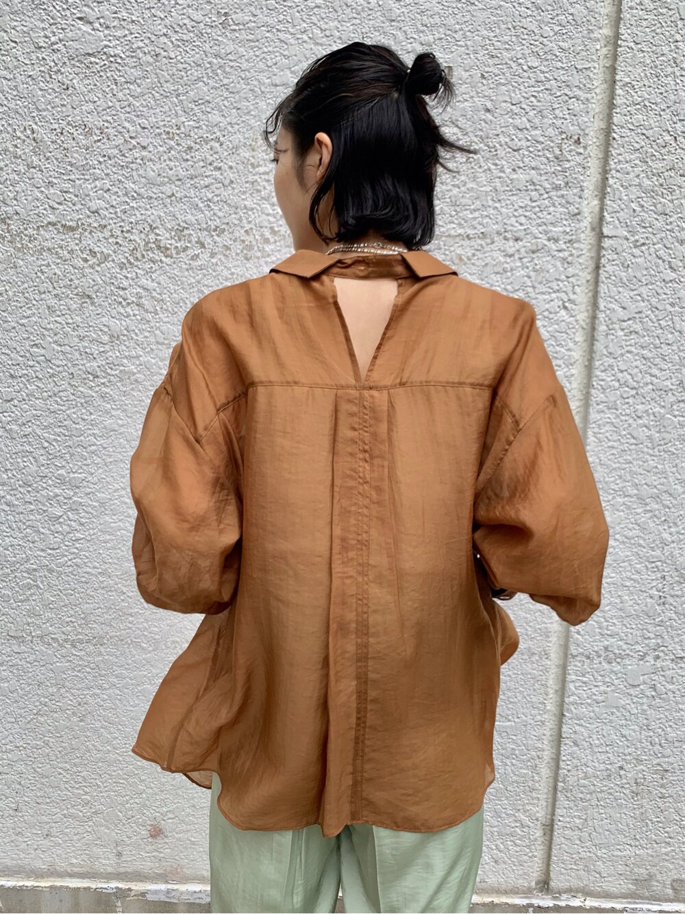 ブラウン系のシャツ/ブラウス、グリーン系のその他パンツ、その他のその他シューズを着用したレディースの夏コーディネートの7枚目の写真