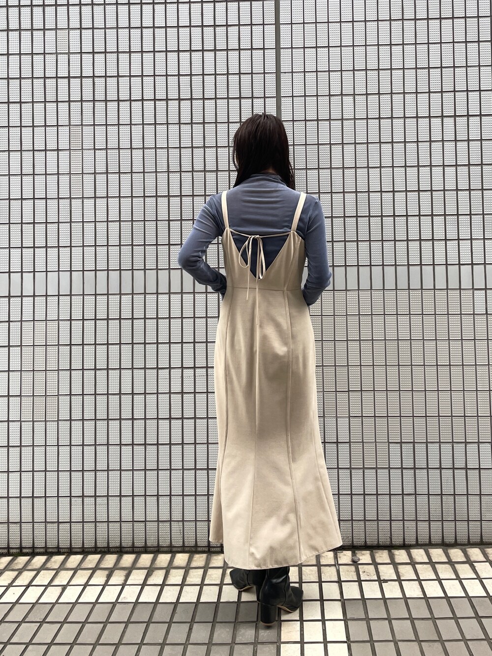 ブラック系のブーツ、ベージュ系のワンピース、ブルー系のTシャツ/カットソーを着用したレディースの夏コーディネートの5枚目の写真