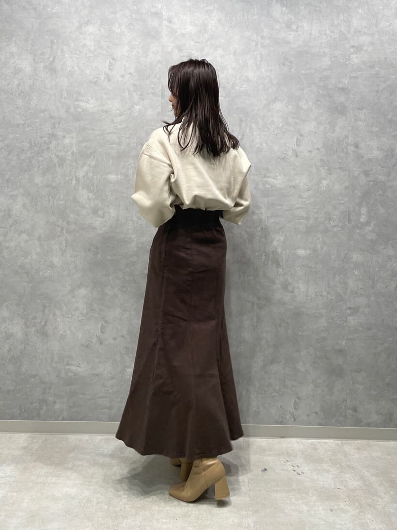 ベージュ系のブーツ、ブラウン系のスカート、イエロー系のカーディガン/ボレロを着用したレディースの秋コーディネートの8枚目の写真