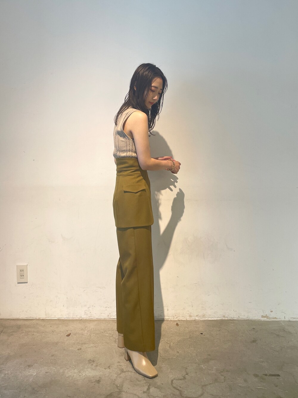 ベージュ系のニット/セーター、ベージュ系のブーツ、グリーン系のその他パンツを着用したレディースの夏コーディネートの6枚目の写真