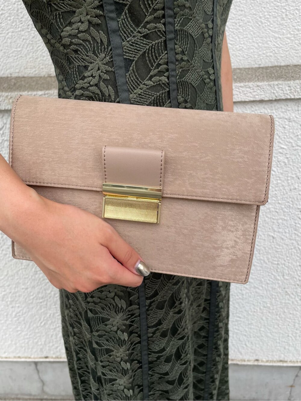 グリーン系のドレス、ベージュ系のパンプス、ブラウン系のクラッチバッグを着用したレディースの夏コーディネートの8枚目の写真