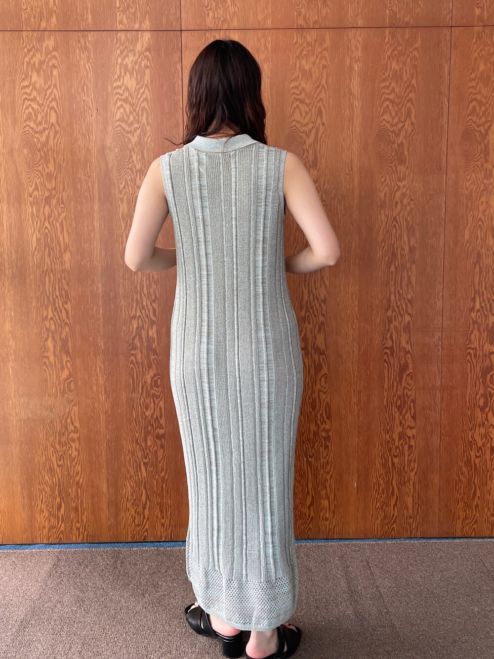 ブラック系のサンダル、グリーン系のワンピースを着用したレディースの夏コーディネートの5枚目の写真