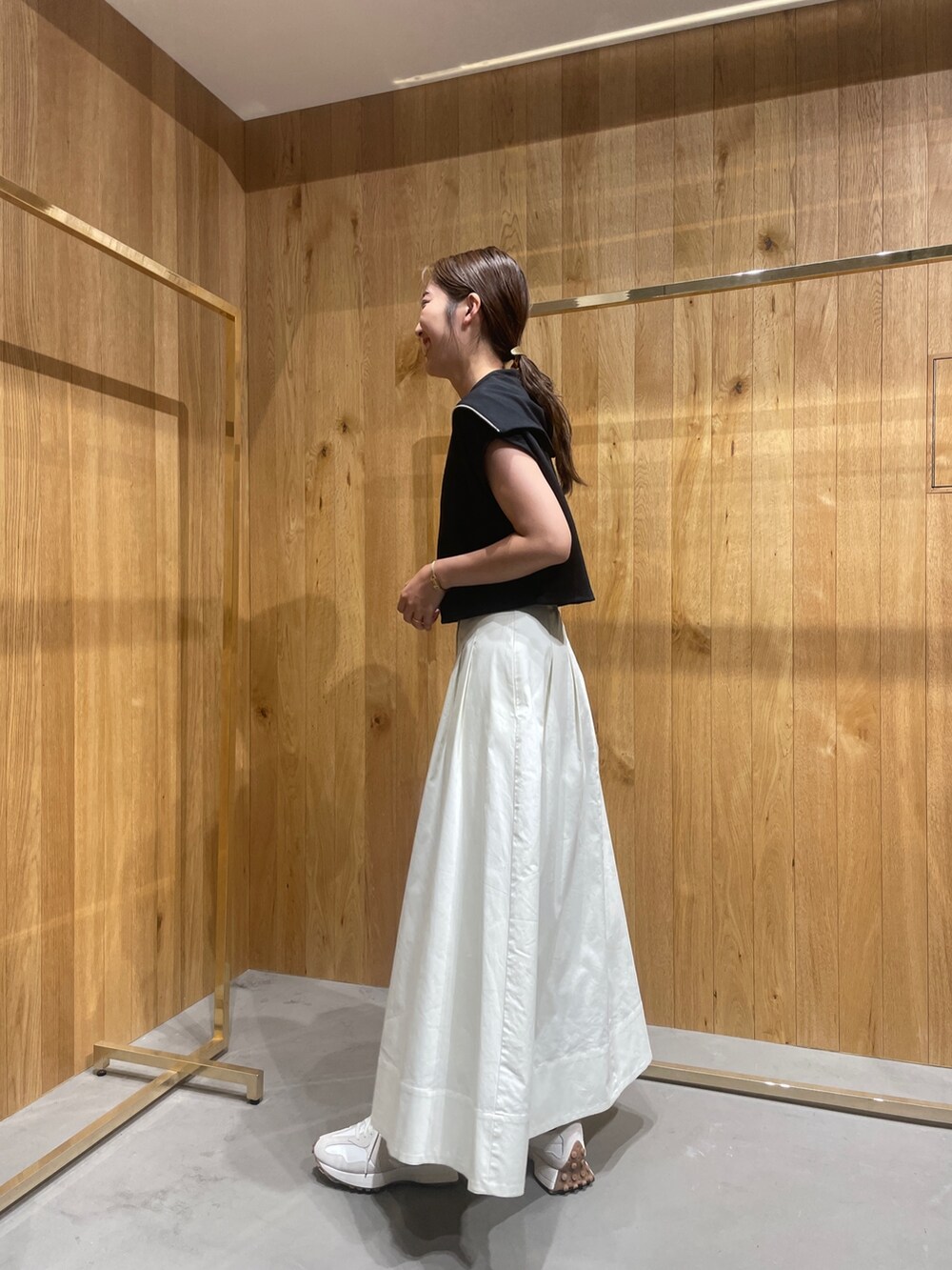 ブラック系のTシャツ/カットソー、ホワイト系のスカートを着用したレディースの夏コーディネートの3枚目の写真