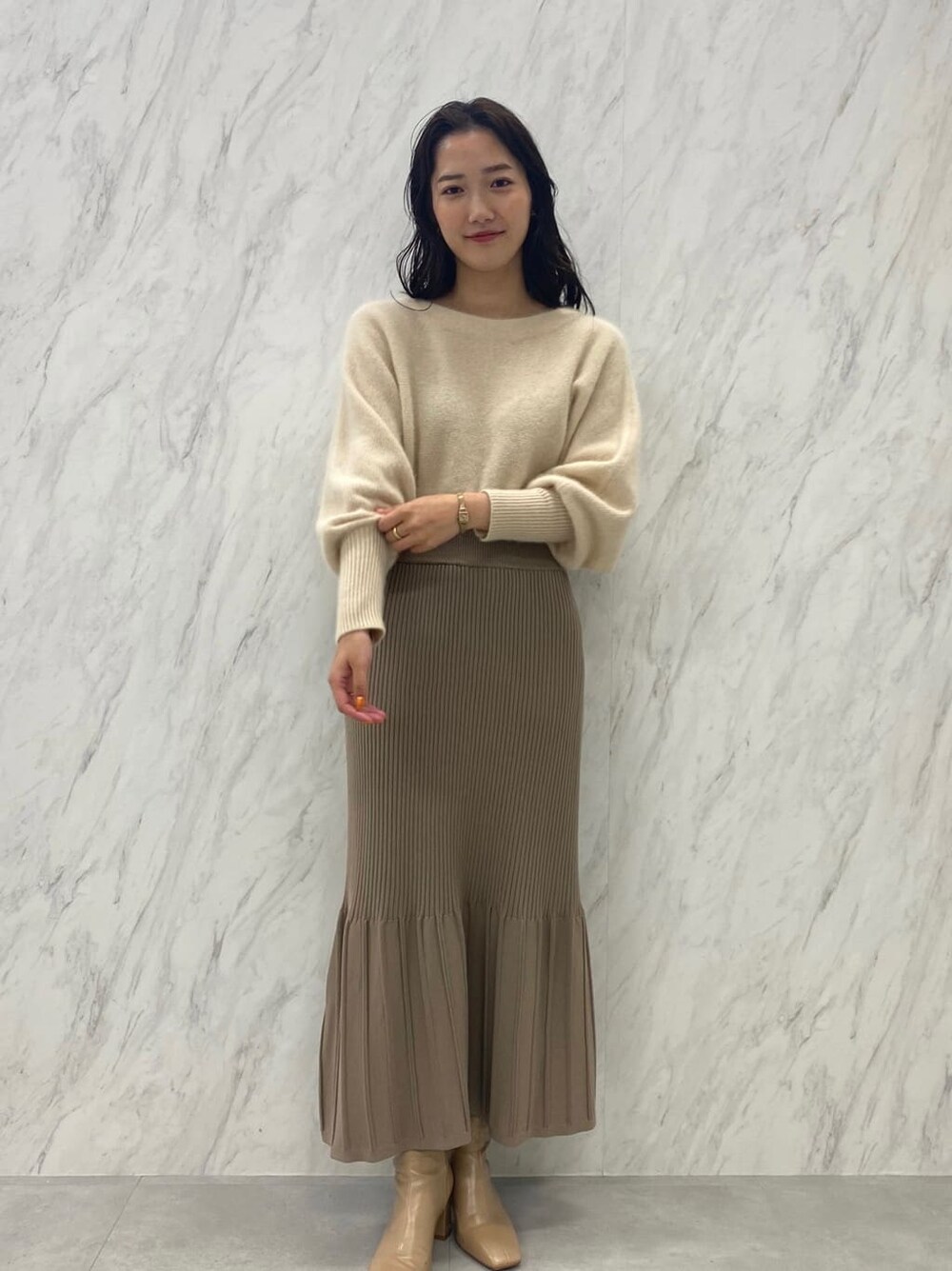 ベージュ系のブーツ、ブルー系のその他アウター、ホワイト系のワンピースを着用したレディースの夏コーディネートの5枚目の写真