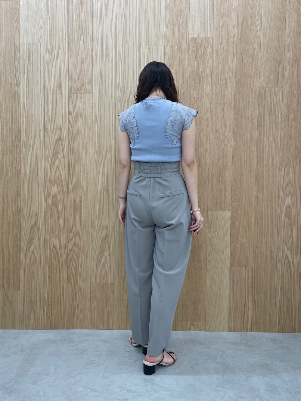 ブルー系のニット/セーター、ブラック系のサンダル、グレー系のその他パンツを着用したレディースの夏コーディネートの4枚目の写真