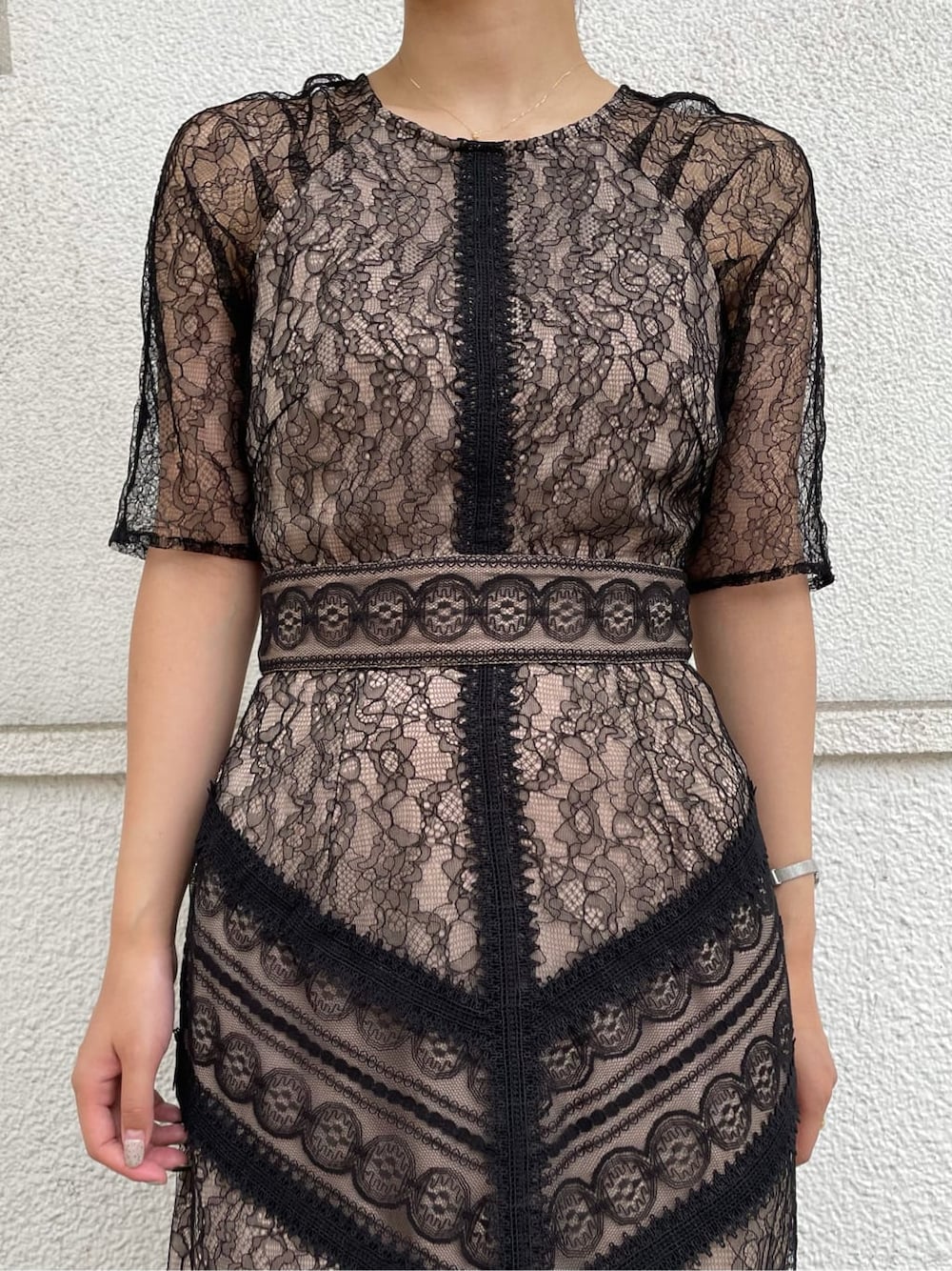 ブラック系のサンダル、ブラック系のドレスを着用したレディースの夏コーディネートの2枚目の写真