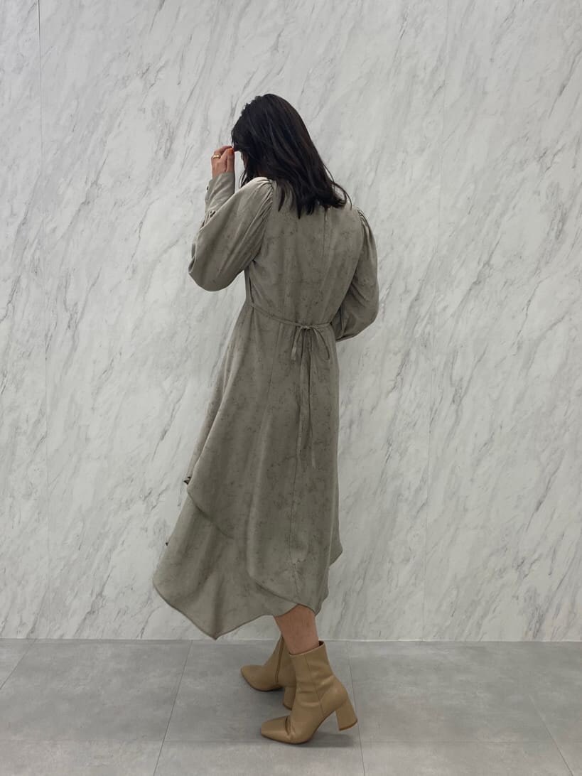 ベージュ系のブーツ、グレー系のワンピースを着用したレディースの夏コーディネートの6枚目の写真