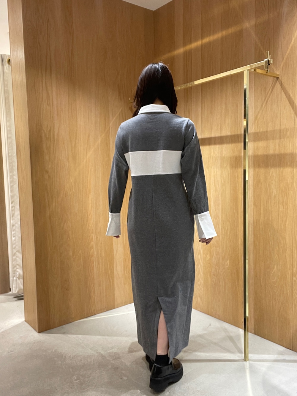 グレー系のワンピース、ブラック系のローファーを着用したレディースの秋コーディネートの4枚目の写真