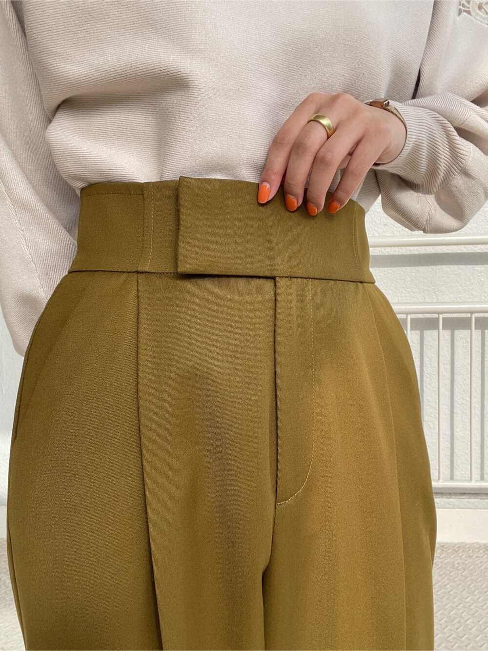 ブラック系のその他シューズ、グリーン系のその他パンツ、ホワイト系のニット/セーターを着用したレディースの冬コーディネートの9枚目の写真