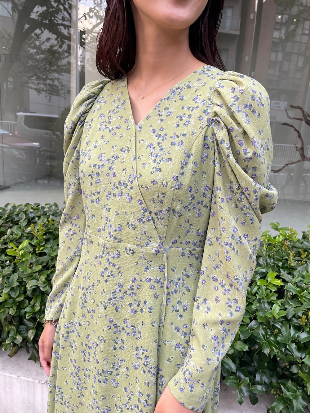 ブラック系のブーツ、グリーン系のワンピースを着用したレディースの秋コーディネートの7枚目の写真