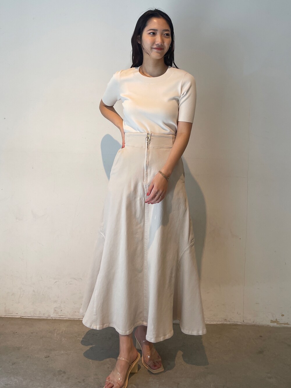 その他のサンダル、ホワイト系のニット/セーター、ベージュ系のテーラードジャケットを着用したレディースの冬コーディネートの5枚目の写真