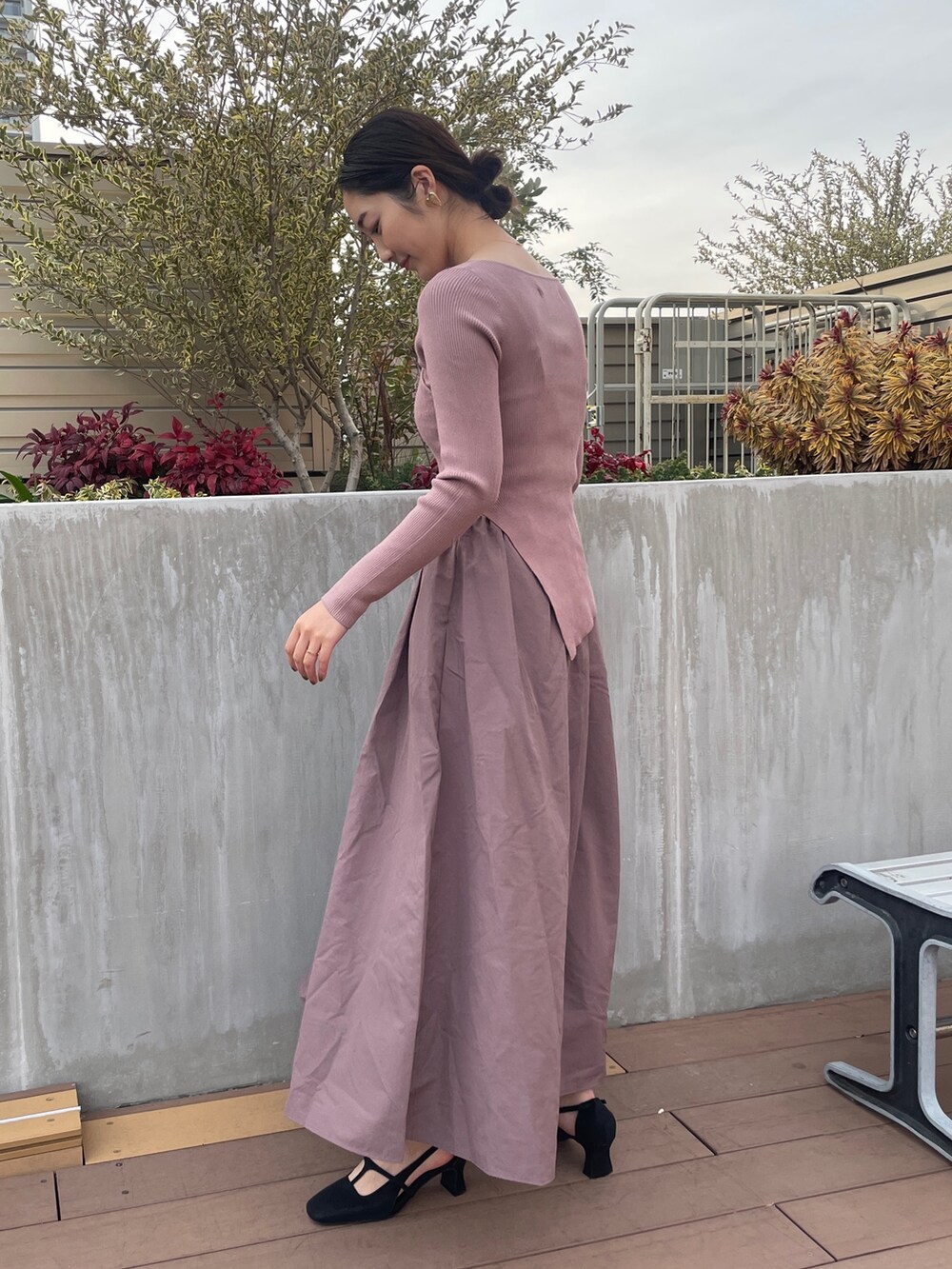 ホワイト系のトレンチコート、ブラック系のパンプス、ピンク系のワンピースを着用したレディースの冬コーディネートの9枚目の写真