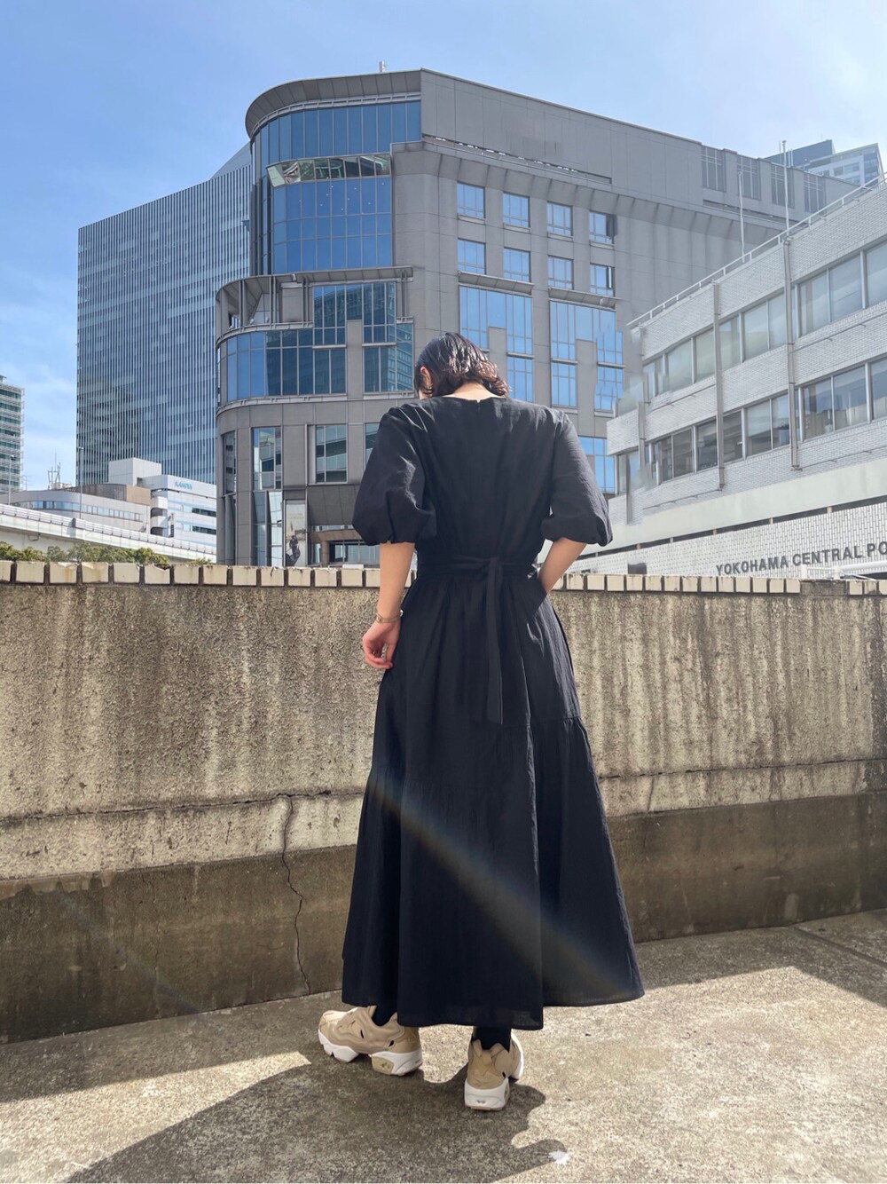 ブラック系のワンピースを着用したレディースの春コーディネートの4枚目の写真