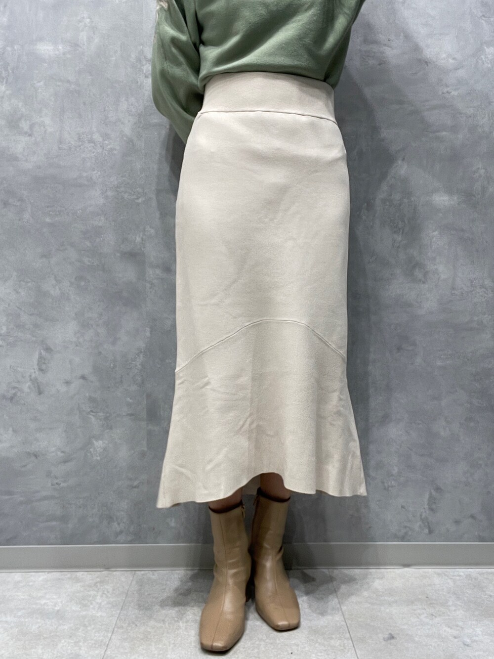 ベージュ系のブーツ、グリーン系のニット/セーター、ベージュ系のその他アウターを着用したレディースの冬コーディネートの10枚目の写真