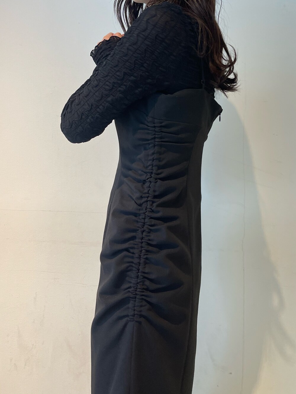 ブラック系のワンピース、ブラック系のTシャツ/カットソー、イエロー系のサンダルを着用したレディースの冬コーディネートの3枚目の写真