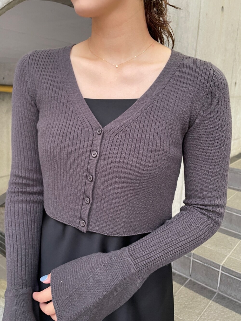 ホワイト系のスニーカー、ブラック系のワンピースを着用したレディースの冬コーディネートの9枚目の写真