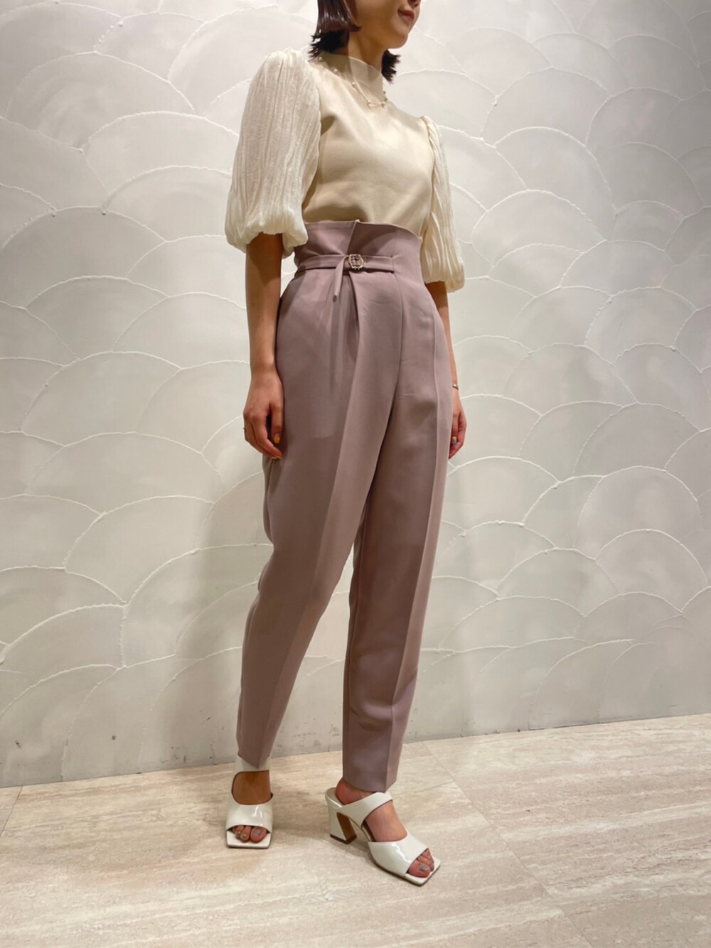 ピンク系のその他パンツ、ホワイト系のサンダル、ベージュ系のニット/セーターを着用したレディースの春コーディネートの3枚目の写真