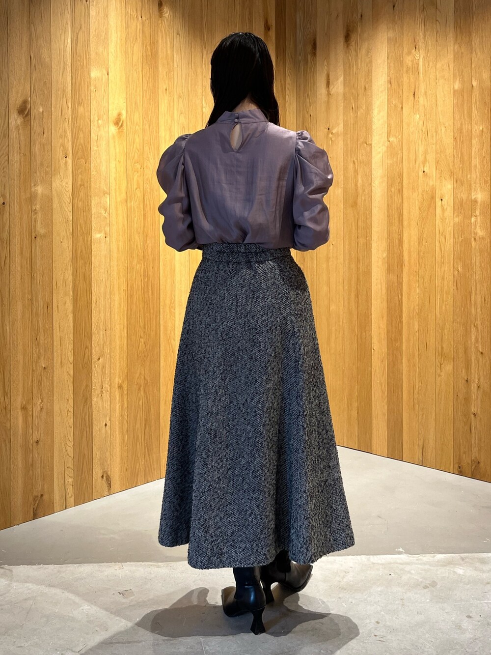 ベージュ系のシャツ/ブラウス、ブラック系のスカート、ブラック系のブーツを着用したレディースの冬コーディネートの6枚目の写真