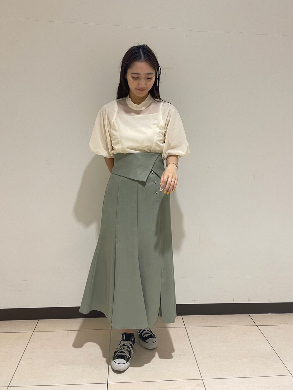 グリーン系のスカート、ホワイト系のシャツ/ブラウスを着用したレディースの春コーディネートの3枚目の写真