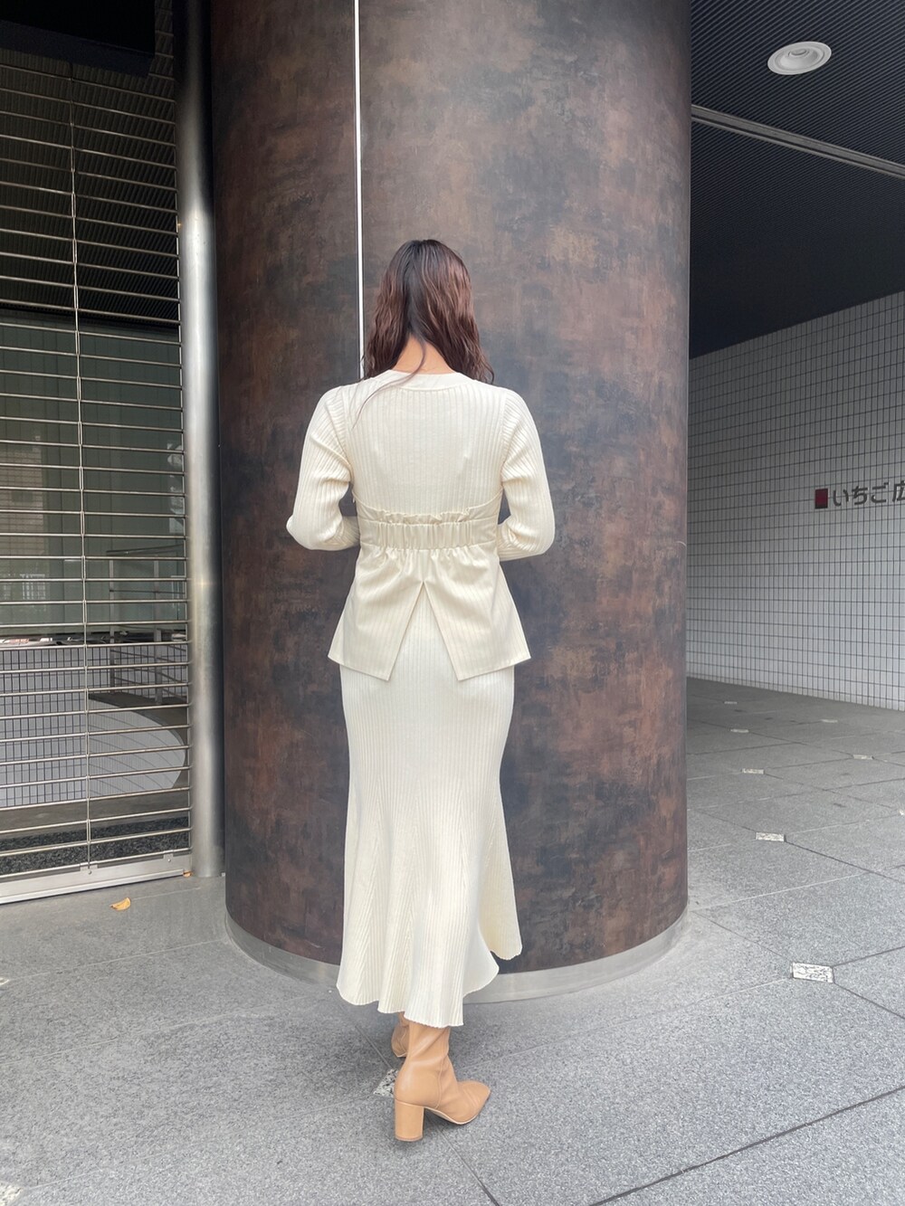 ベージュ系のブーツ、ベージュ系のワンピースを着用したレディースの冬コーディネートの6枚目の写真