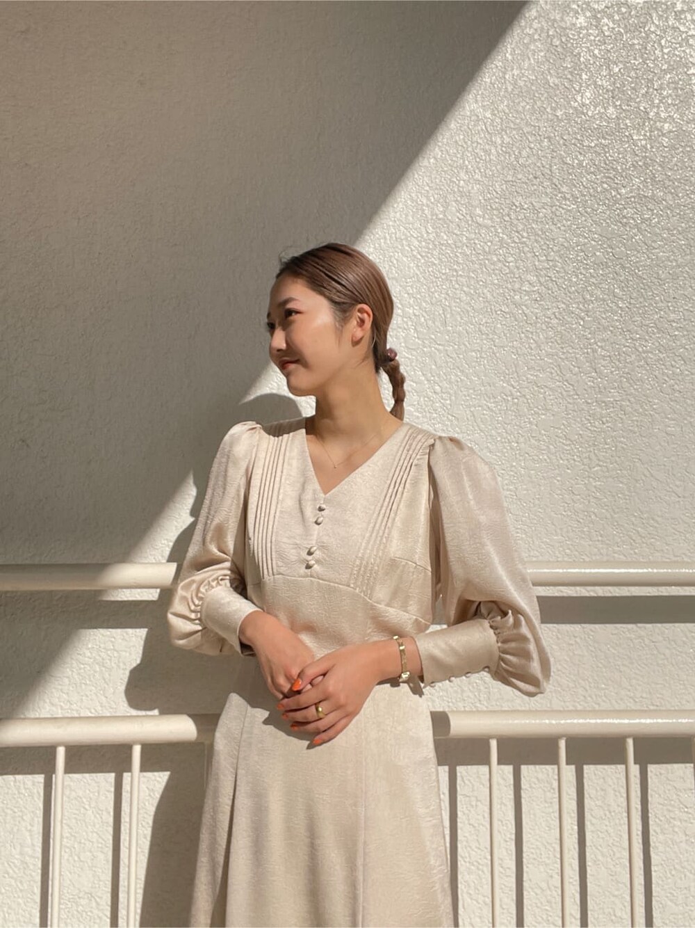 ブラック系のその他シューズ、ブラック系のその他アウター、ホワイト系のワンピースを着用したレディースの冬コーディネートの7枚目の写真