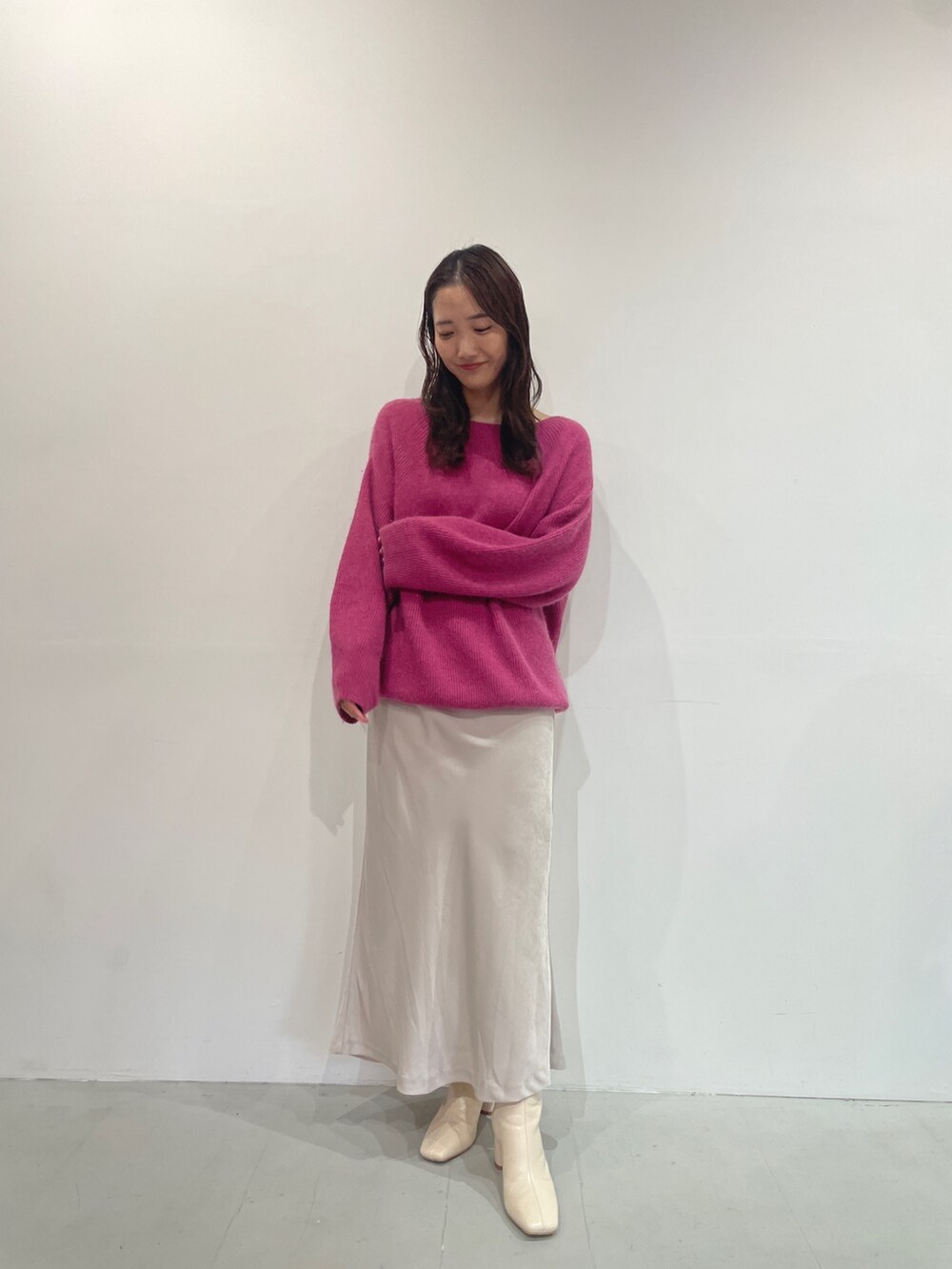 「LAGUNAMOONのミニマルカーブフォルムヒールショートブーツ（ブーツ、ホワイト系）」を使った、久保田さん（レディース・162cm）の夏コーディネートの4枚目の写真