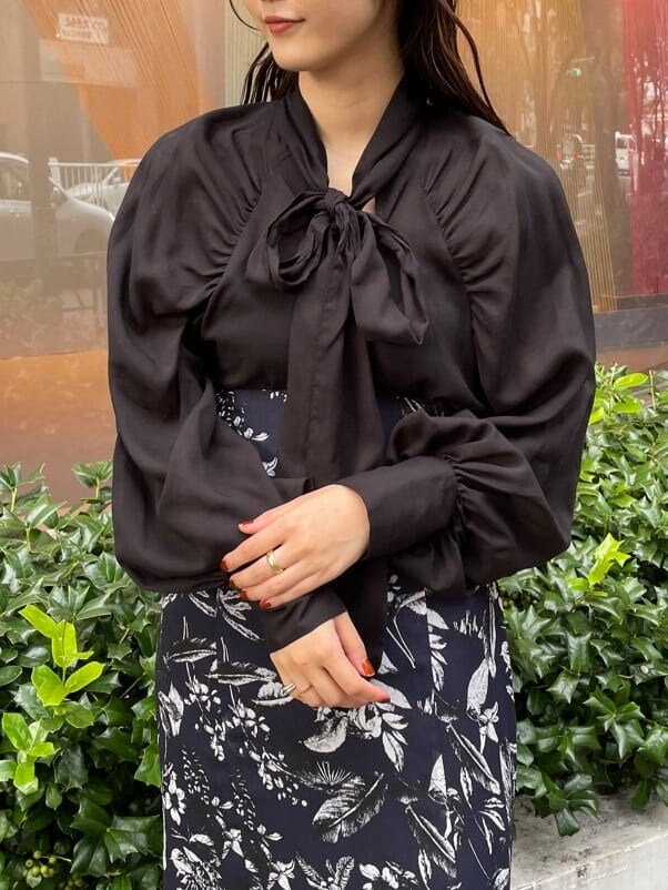 ブラック系のシャツ/ブラウス、ブルー系のスカート、ブルー系のスカートを着用したレディースの秋コーディネートの5枚目の写真