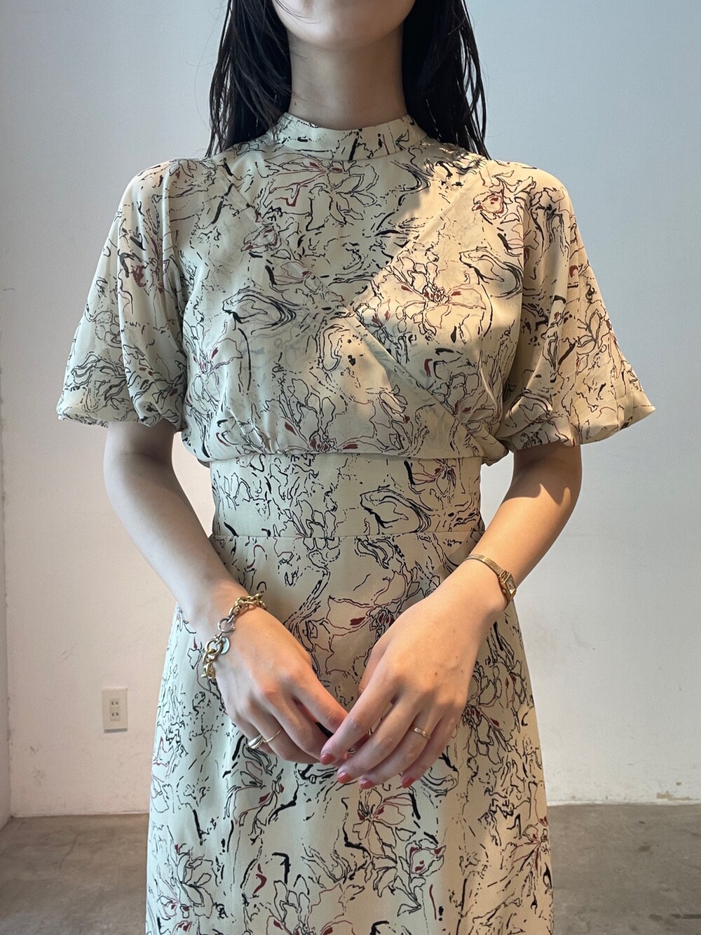 ベージュ系のワンピース、ベージュ系のサンダルを着用したレディースの夏コーディネートの7枚目の写真