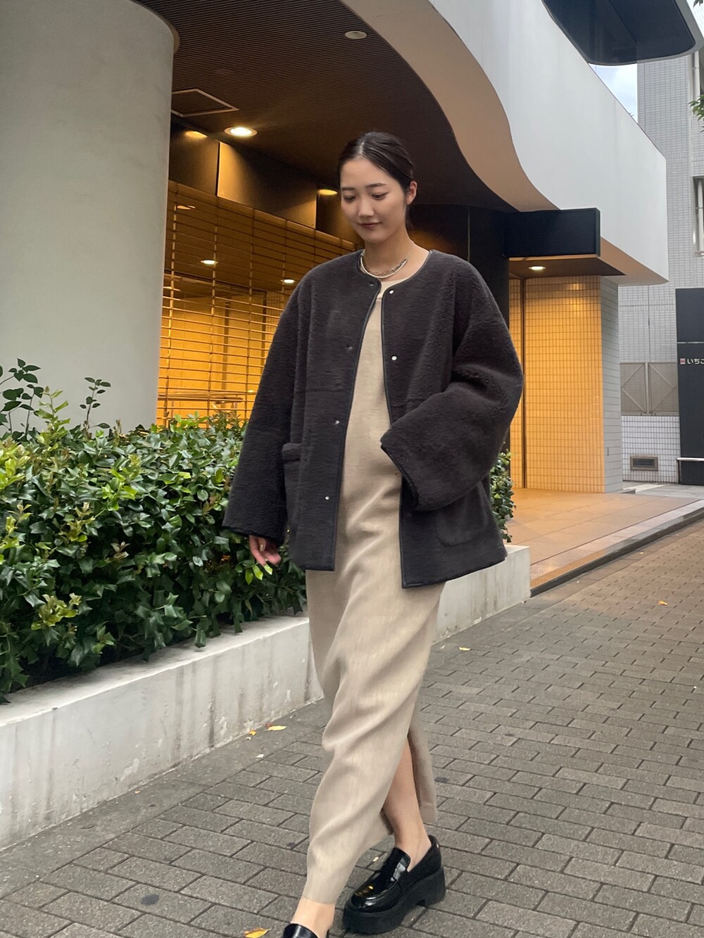 ベージュ系のワンピース、ブラック系のローファー、グレー系のブルゾンを着用したレディースの夏コーディネートの5枚目の写真