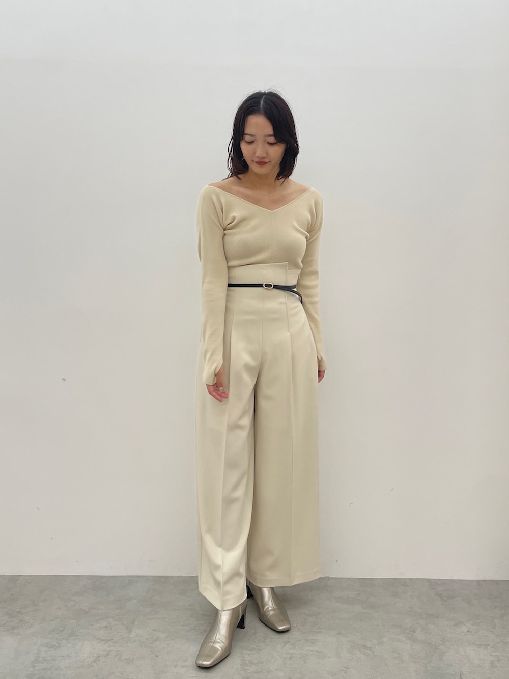 シルバー系のブーツ、ホワイト系のその他パンツ、ホワイト系のニット/セーターを着用したレディースの秋コーディネートの4枚目の写真