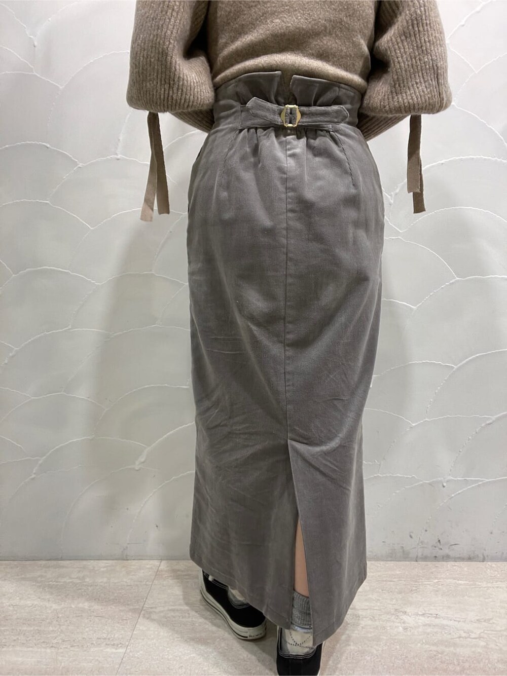 グレー系のスカート、ベージュ系のニット/セーターを着用したレディースの冬コーディネートの7枚目の写真