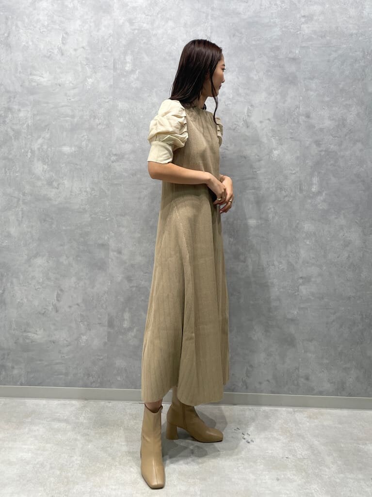ベージュ系のワンピース、ベージュ系のブーツを着用したレディースの夏コーディネートの5枚目の写真