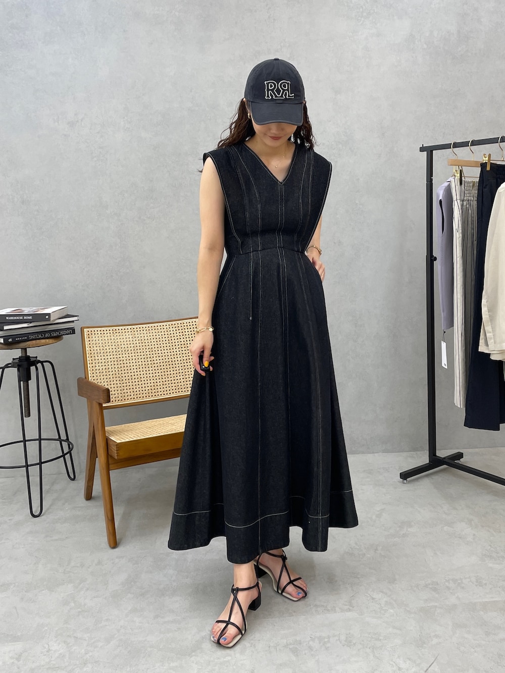 ブラック系のサンダル、ブラック系のワンピースを着用したレディースの春コーディネートの2枚目の写真