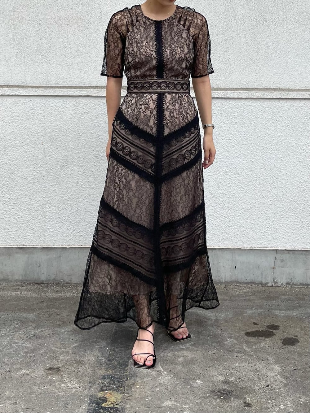 ブラック系のサンダル、ブラック系のドレスを着用したレディースの夏コーディネートの5枚目の写真