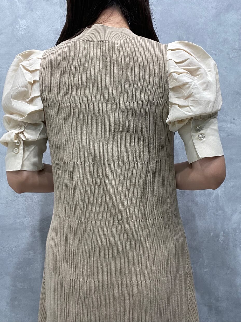 ベージュ系のワンピース、ベージュ系のブーツを着用したレディースの夏コーディネートの9枚目の写真