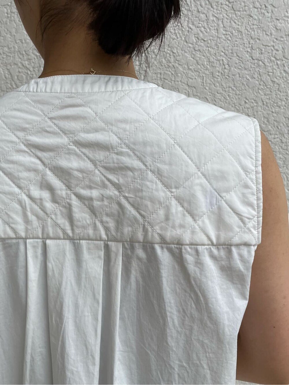 ホワイト系のシャツ/ブラウス、ベージュ系のその他パンツ、ホワイト系のショルダーバッグを着用したレディースの夏コーディネートの6枚目の写真