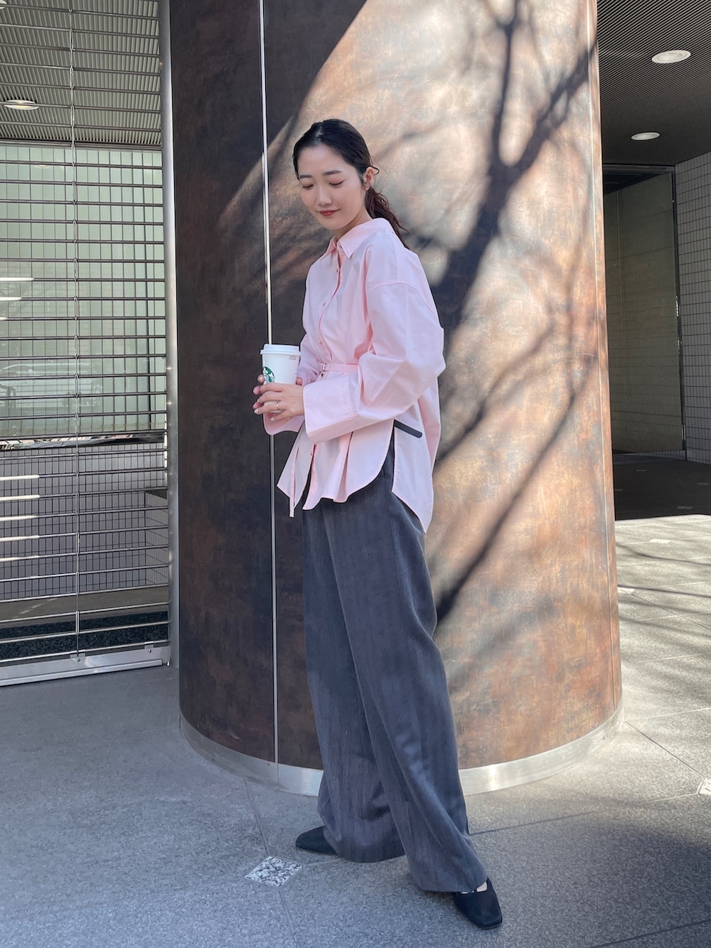 グレー系のその他パンツ、ピンク系のシャツ/ブラウス、ブラック系のパンプスを着用したレディースの冬コーディネートの3枚目の写真