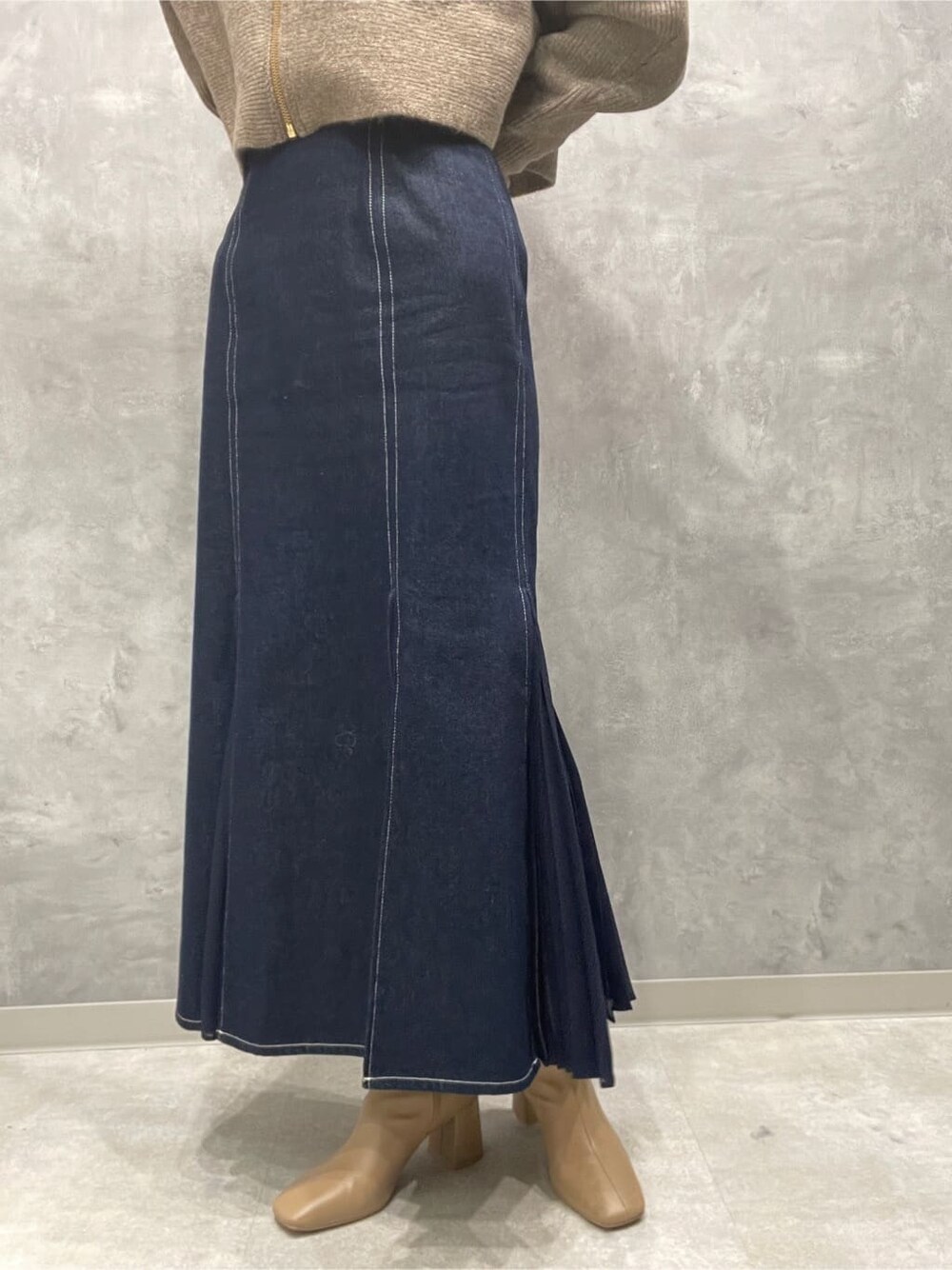 ベージュ系のブーツ、ブルー系のスカート、ベージュ系のカーディガン/ボレロを着用したレディースの秋コーディネートの8枚目の写真