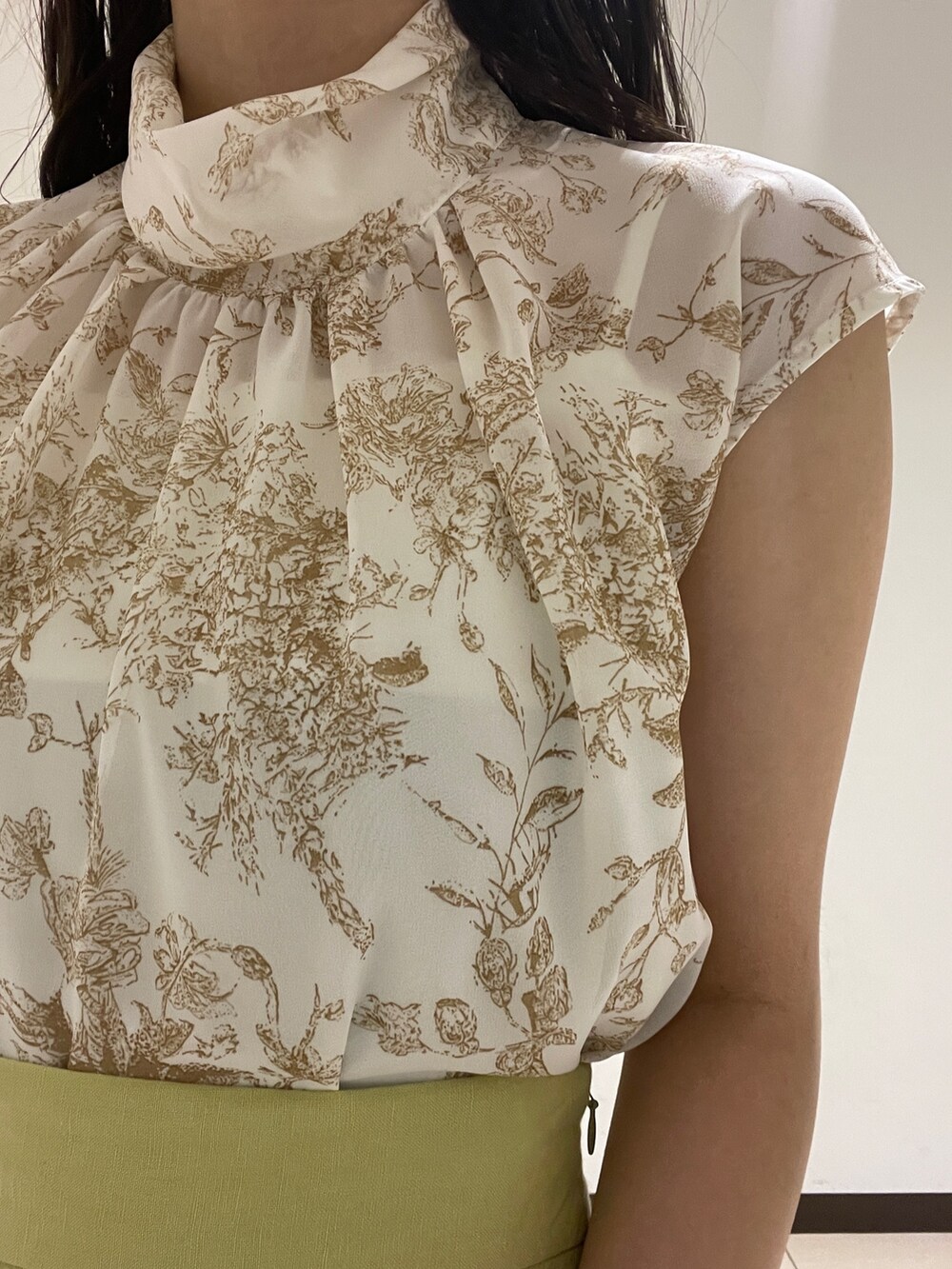 ベージュ系のシャツ/ブラウス、グリーン系のスカート、ベージュ系のサンダルを着用したレディースの春コーディネートの8枚目の写真