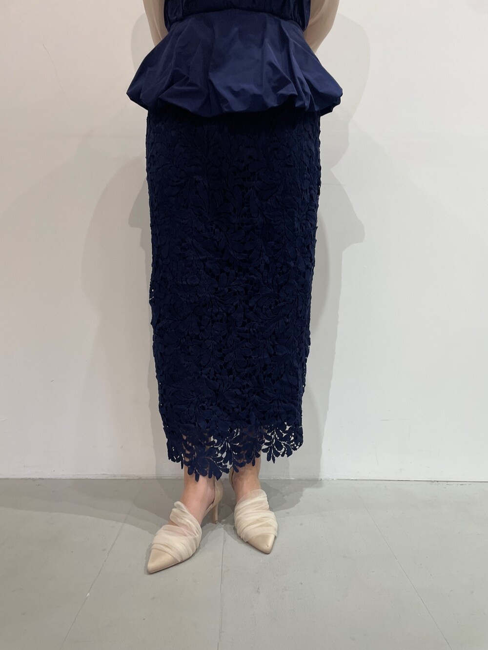 ベージュ系のパンプス、ブルー系のドレス、シルバー系のバレッタ/ヘアクリップを着用したレディースの夏コーディネートの9枚目の写真