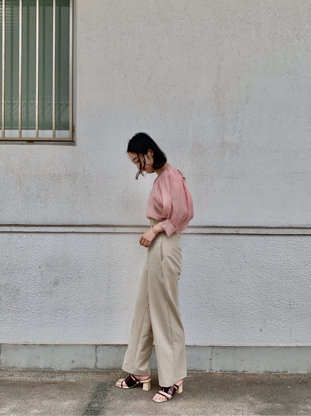 その他のその他シューズ、ピンク系のシャツ/ブラウス、ベージュ系のその他パンツを着用したレディースの春コーディネートの5枚目の写真