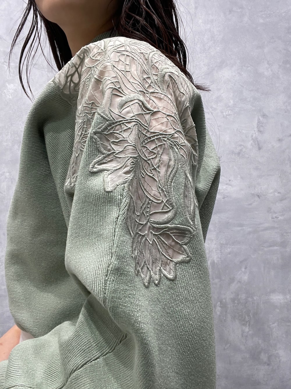 ベージュ系のブーツ、グリーン系のニット/セーター、ベージュ系のその他アウターを着用したレディースの冬コーディネートの9枚目の写真